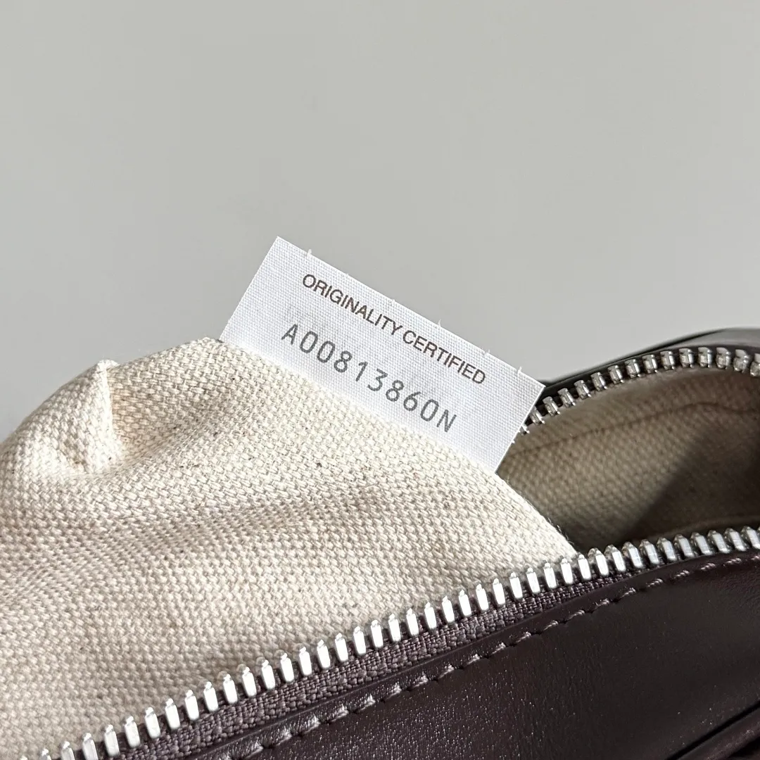 Batch 1820 BOTTEGA VENETA small INTRECCIATO woven camera bag This bv classic camera bag is a further evolution of classic woven technology, combining practicality and fashion, perfectly meeting multi-purpose needs! Classic leather handmade. Lightweight and large capacity. The shoulder strap is removable and adjustable. In addition to being worn cross-body, it can also be placed in the suitcase as a toiletry bag. It is very convenient for daily storage and classification. It also has hanging accessories to show your personality. No matter how complicated the world is, as long as you have a bag with you, everything will become better. Style number: 755923 Size: 24.5*15*6cm